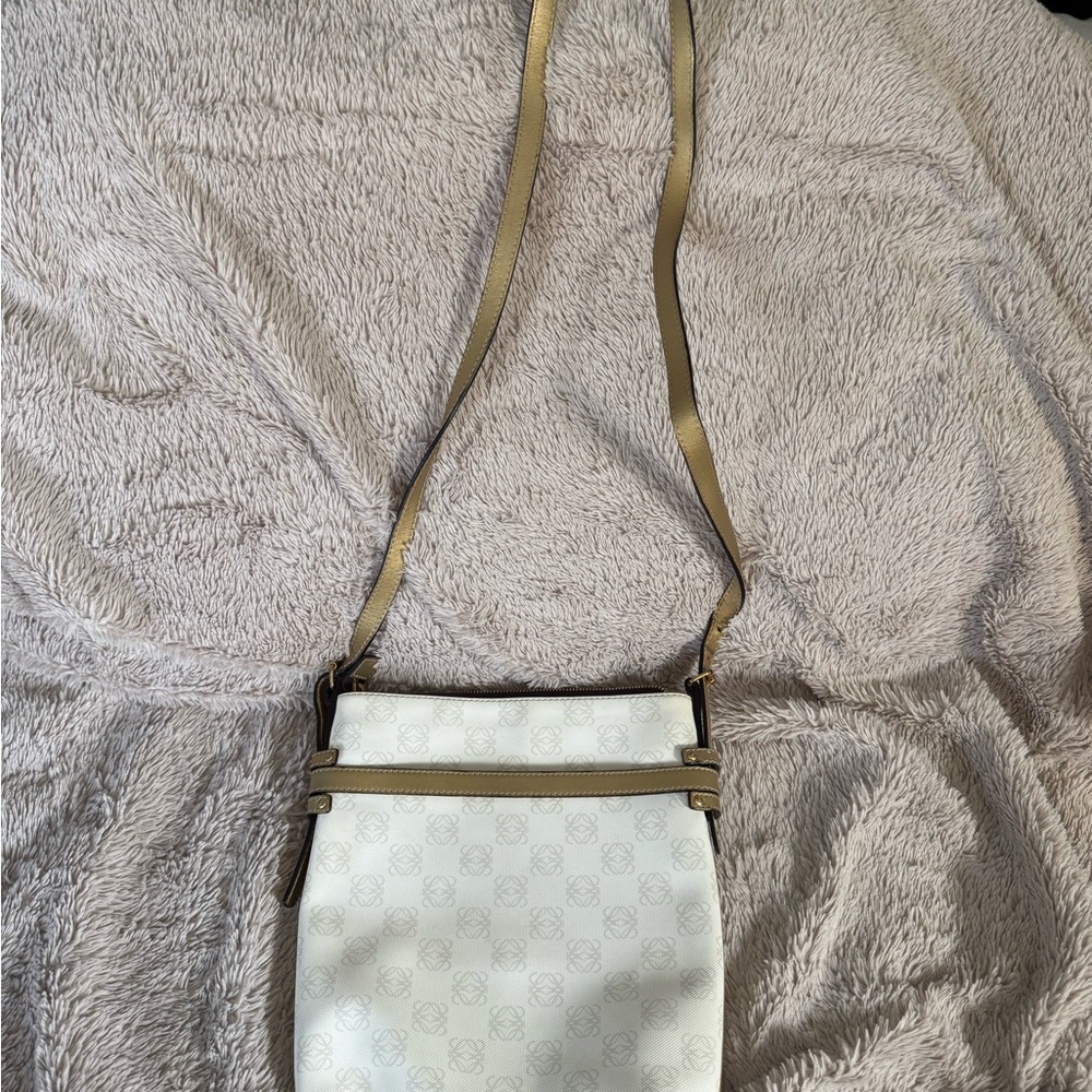 Loewe White and Gold Crossbody Bag with Elegant Design - Picture 4 of 8